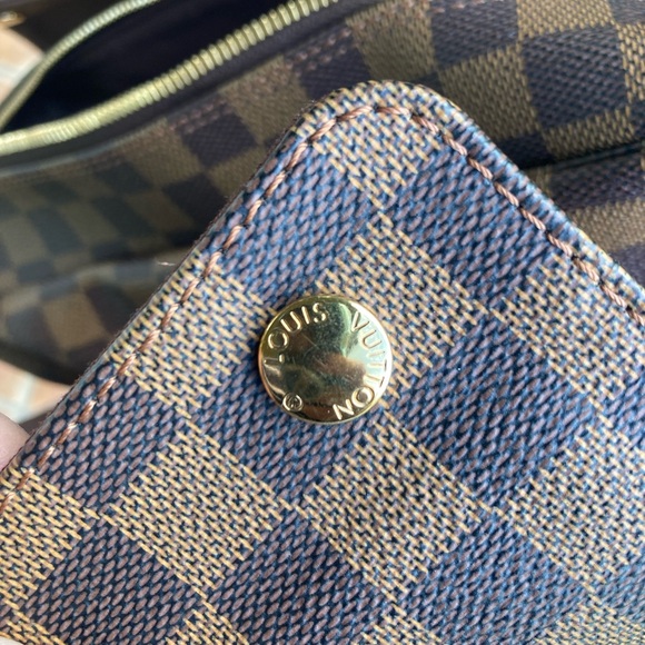 SOLD! Authentic Louis Vuitton
Damier Ebene Naviglio Messenger - Picture 4 of 17